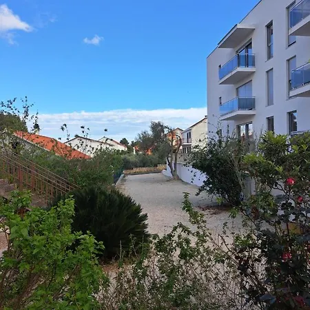 Jana Apartman *